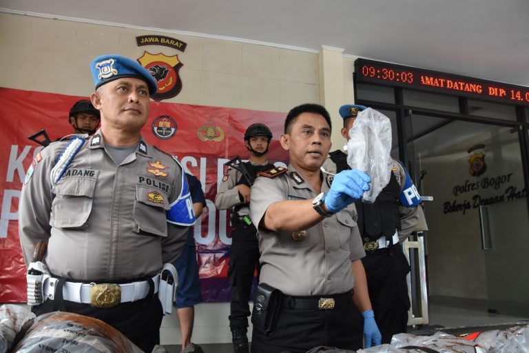 KONFERENSI PERS UNGKAP KASUS PEMBUNUHAN DI CILEUNGSI