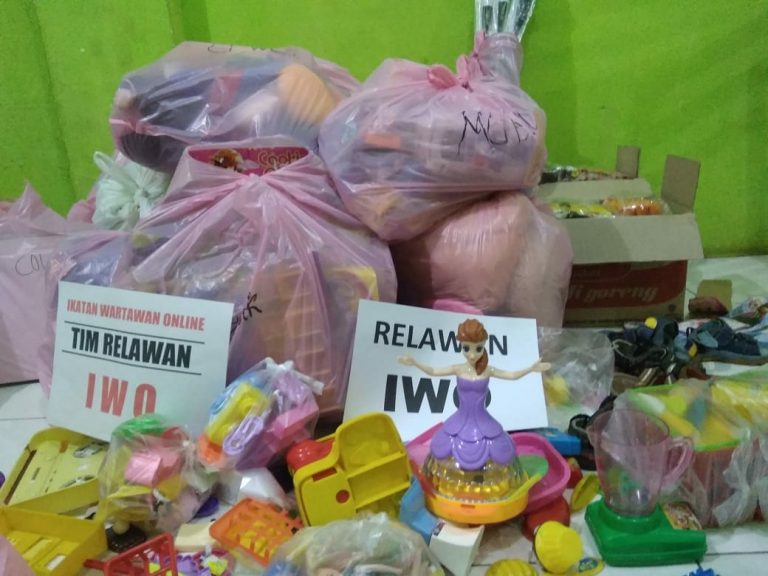 IWO dan Yayasan Karampuang Drop Mainan ke Sulteng