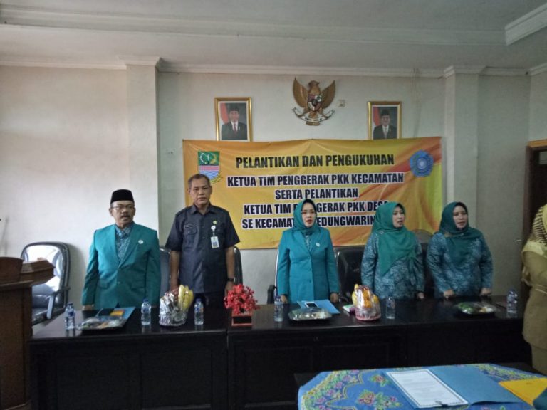 Istri PLT Bupati Bekasi Lantik Tim Penggerak PKK Kecamatan Kedungwaringin1