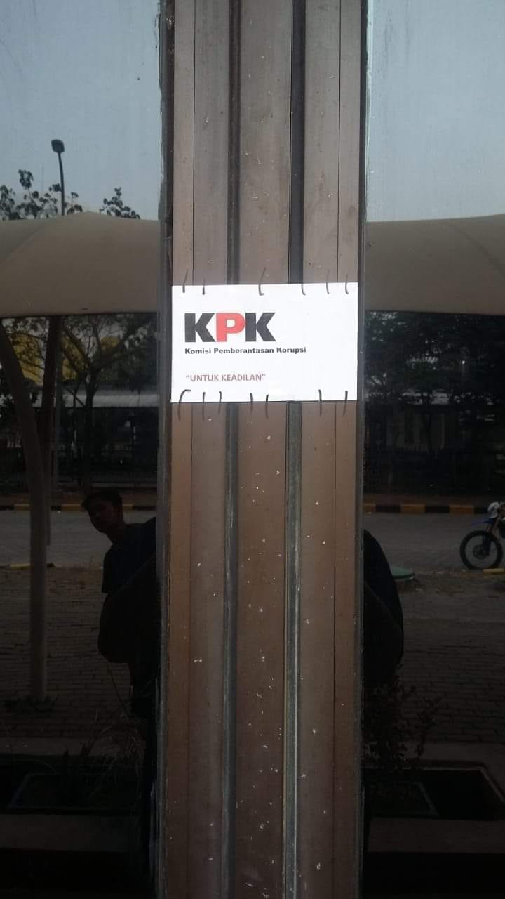 KPK LAKUKAN SEGEL KANTOR DINAS PUPR KABUPATEN BEKASI 1