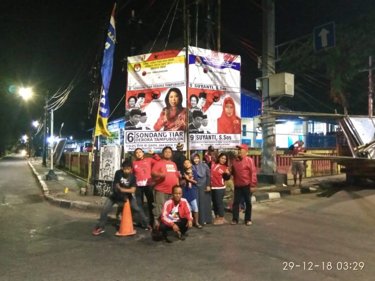 Foto Contoh Pemasangan Baliho SONDANG TIAR DEBORA TAMPU BOLON Caleg DPR RI dan SUYANTI S. Sos Caleg DPRD DKI Untuk Jakarta Timur1