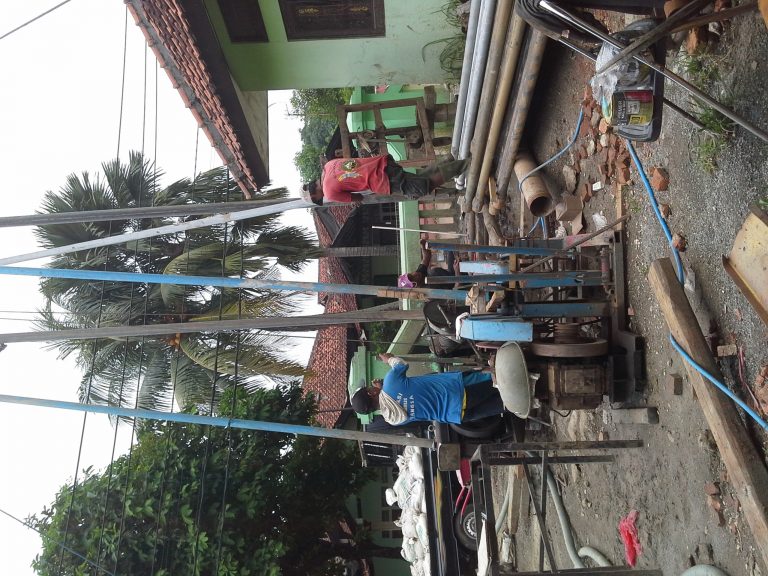 Foto saat pemasangan pipa sepanjang 155 meter ke dalam tanah ok