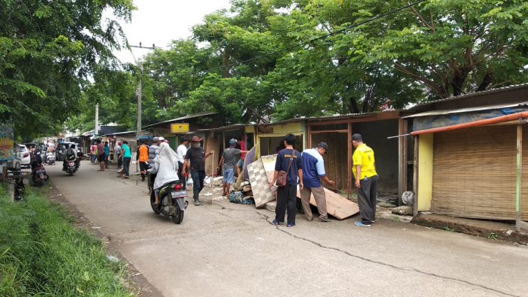 KADES KARANG ASIH KEC.CIKARANG UTARA TERTIBKAN WARUNG LIAR1