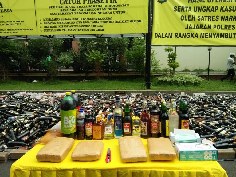 POLRESTO KAB BEKASI MUSNAH KAN BARANG BUKTI NARKOTIKA DAN MIRAS
