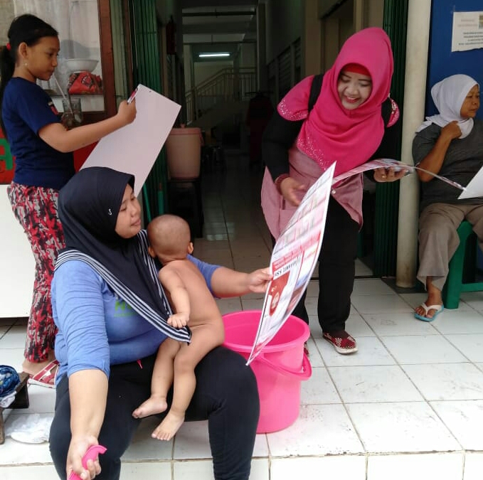 Foto Suyanti S. Sos Saat Membagi-bagikan Kalender ke Warga