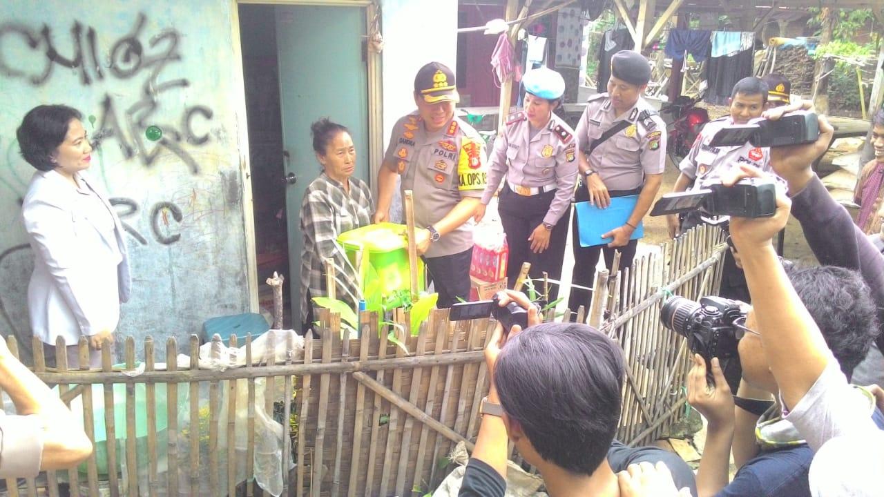 Kapolres Metro Bekasi Sambangi Nenek Bertempat Tinggal di WC Umum