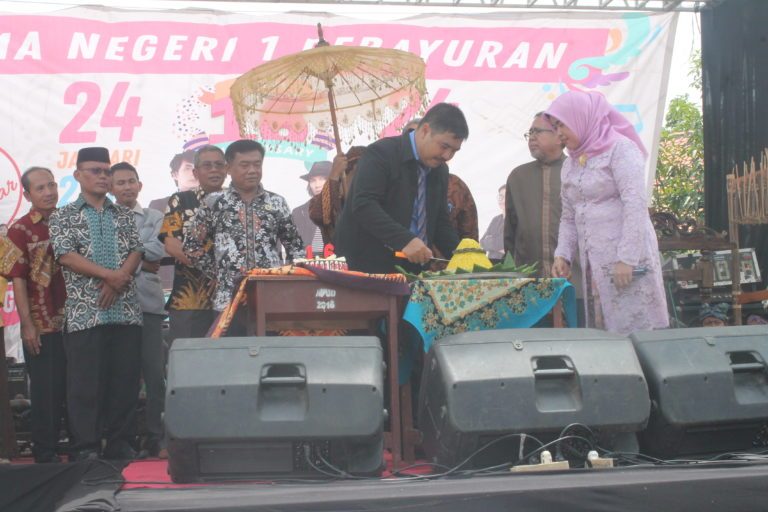 SMAN 01 Pebayuran Rayakan Ultah Ke 16 Hadirkan Grup Band Artis Utopia