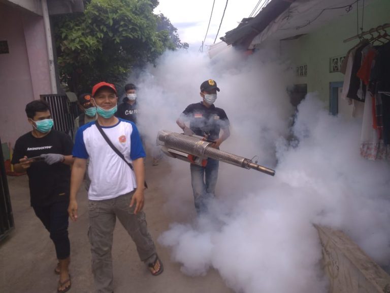 PEMUDA-PEMUDI KARANG TARUNA RW.05 KARANG ASEM TIMUR MELAKUKAN JALAN SEHAT DAN fOGGING UNTUK MENCEGAH NYAMUK AEDES AEGYPTI(DBD)