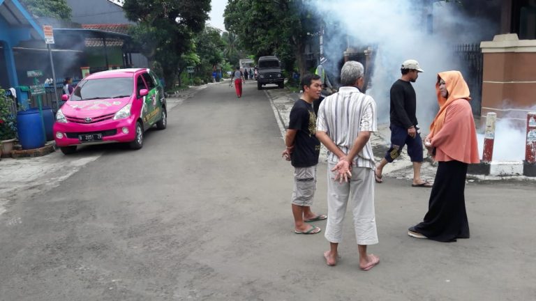 Cegah DBD, Caleg Tuti Susilawati Gelar Fogging di Rumah Warga