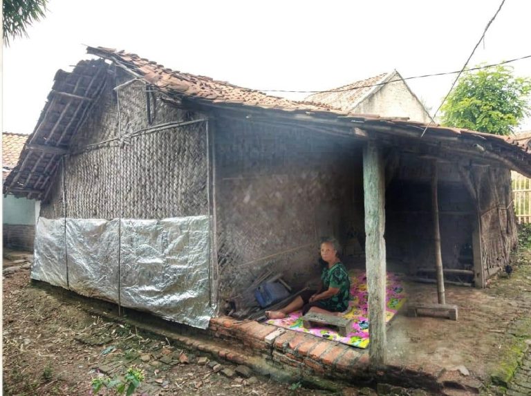 Hidup Di Gubuk Reot, Nenek Narsiah1