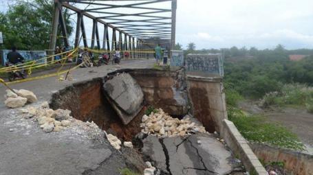 Jalan Jembatan Cipamingkis Ambrol lagi