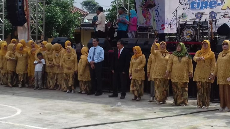 Kepala sekolah SMK Negeri 1 Cibarusah Epri Nuryantoro, S. Sd. M. Pd.1