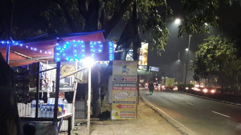 Butuh Istirahat,Warkop Diana Tugu Perbatasan Bekasi - Karawang Siap Layani Pemudik