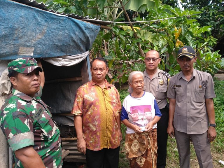 KADES WARINGINJAYA BESERTA JAJARAN KUNJUNGI WARGANYA YANG SAKIT 2