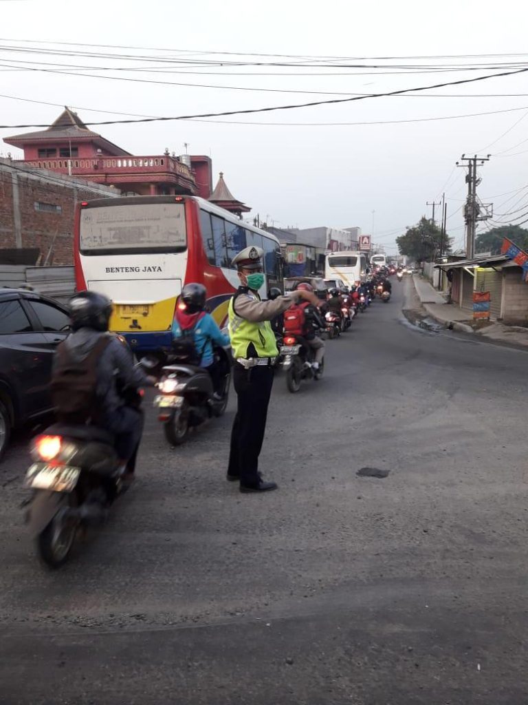 Atasi Kepadatan Arus Lalin Di Pagi Hari, Anggota Polsek Cikbar Laksanakan Pengaturan
