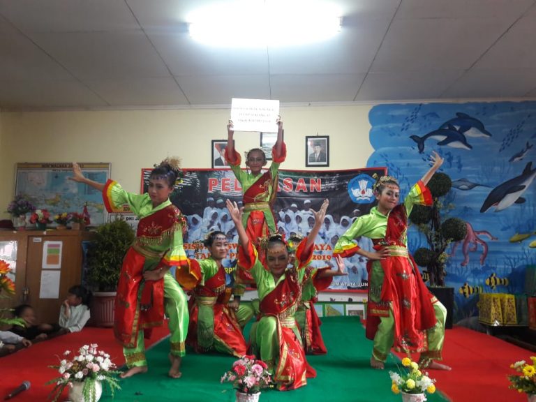 Berbagai pementasan seni dipersembahkan anak-anak SDN Malaka Jaya 11