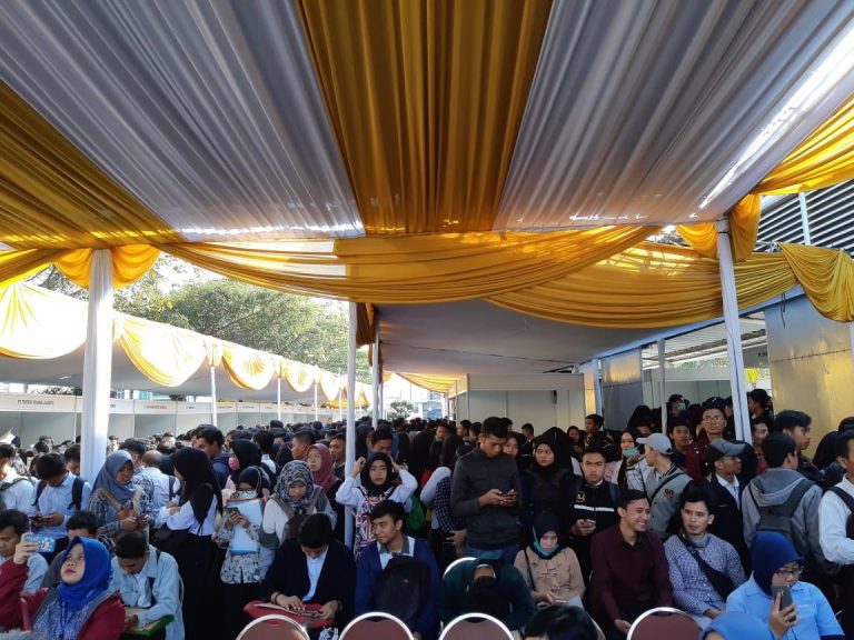 Disnaker Kab Bekasi Gelar Job Fair,Pencari Kerja Membludak
