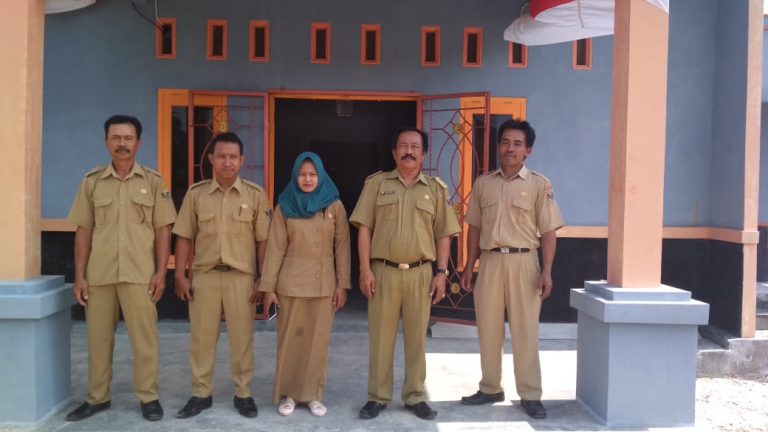 KAKAM MUYONO DAN APARATUR KAMPUNG RAJAWALI