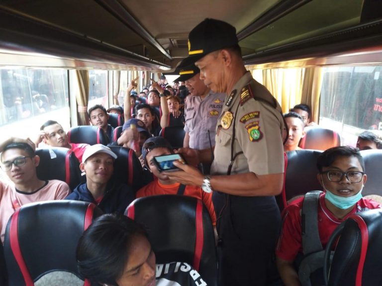 Polsek Cikarang Giat Pengamanan Suporter Jak Mania Menuju Stadion GBK