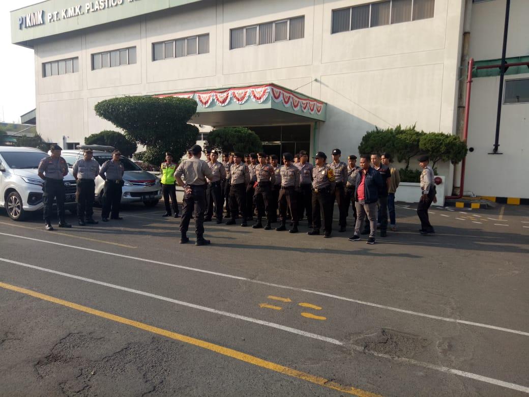 Jajaran Polsek Cikarang Lakukan Pengamanan Aksi Tenaga Kerja PT. KMK