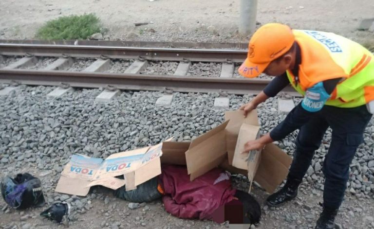 Pengendara Motor Tanfa Identitas, Tersambar Kereta Api Di Depan Polsek Cikarang