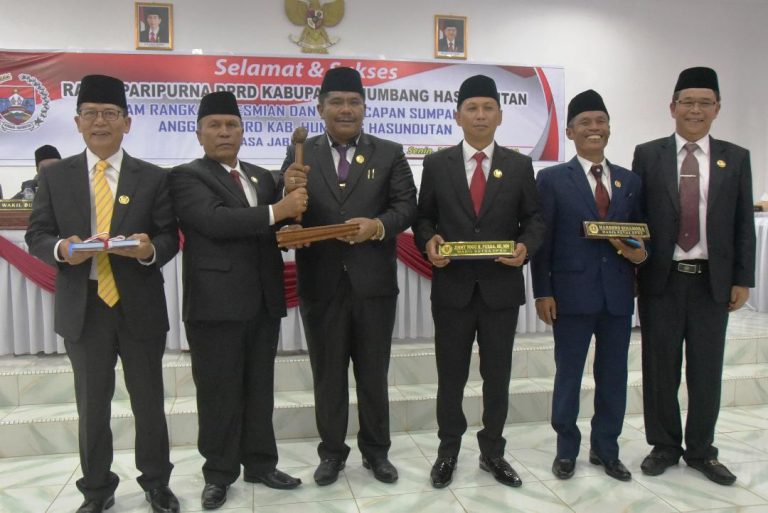 Plt Ketua PN Tarutung Lantik Anggota DPRD Humbahas