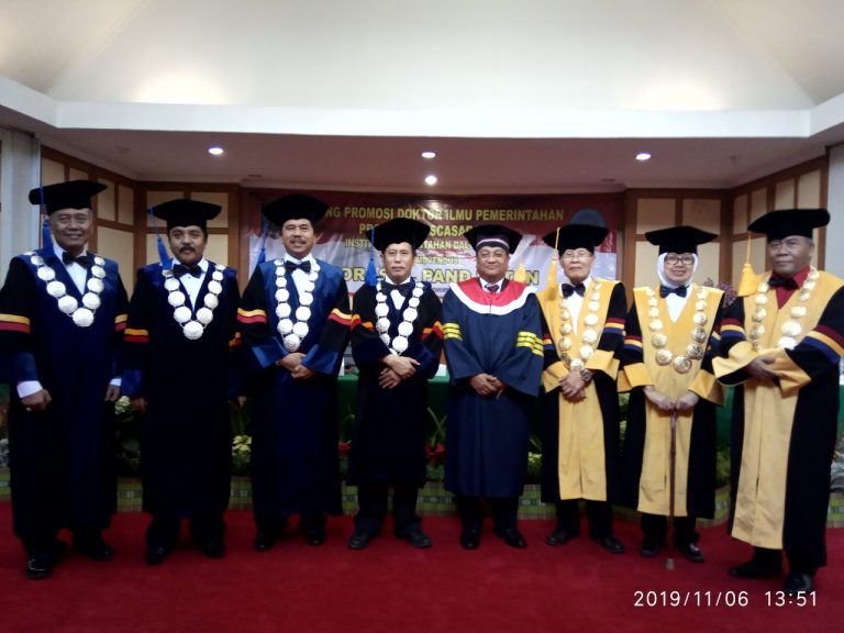 Dr Horas M.Panjaitan menyandang gelar Doktornya1