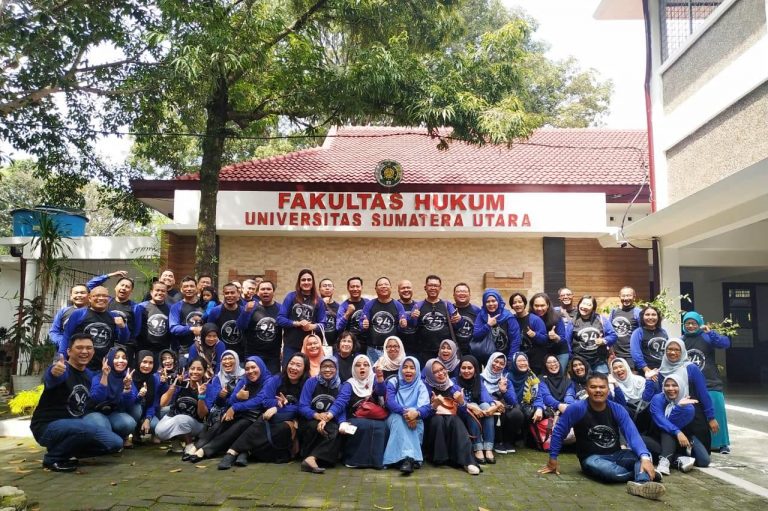 Foto Bersama Para alumni FH USU 1994 foto bersama saat berada di kampus