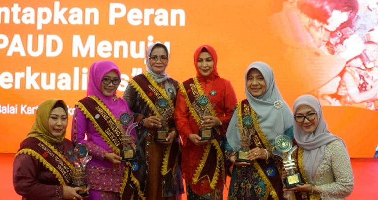Hj. Niken Dikukuhkan Sebagai Bunda PAUD Berprestasi Tingkat Nasional1