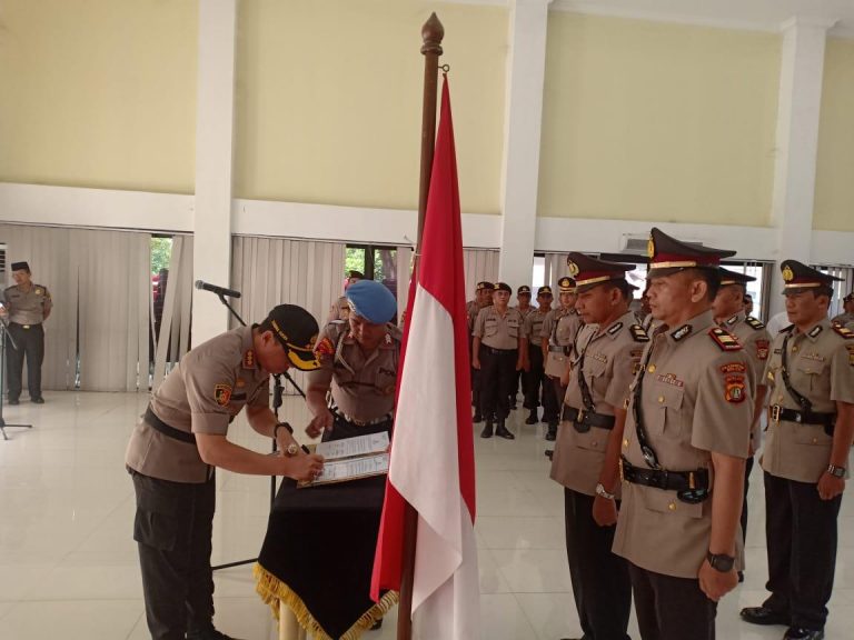 Kapolres Metro Bekasi Pimpin Acara Sertijab di Lingkungan Polrestro Bekasi