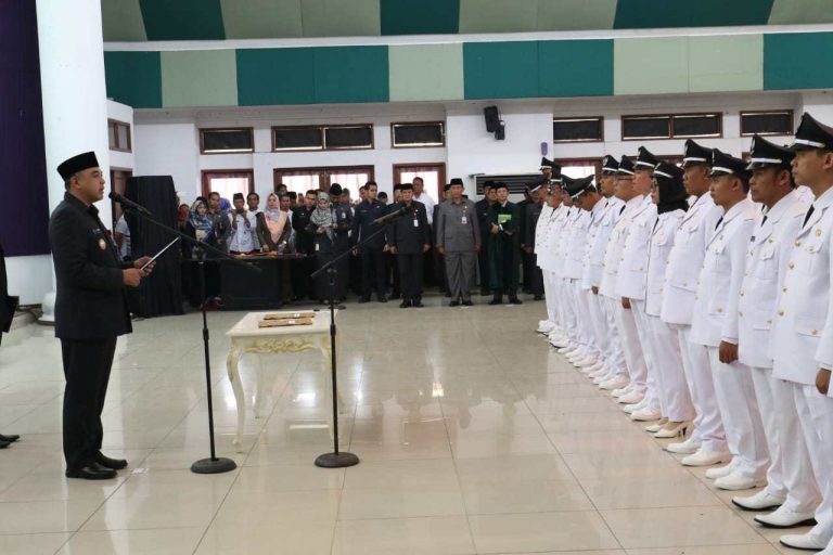Bupati Tangerang Ahmed Zaki Lantik .