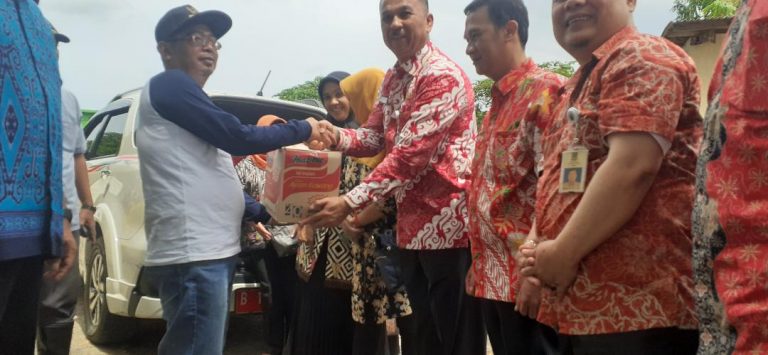 3 SKPD Kab Bekasi Berikan Bantuan Banjir di Desa Karang Raharja