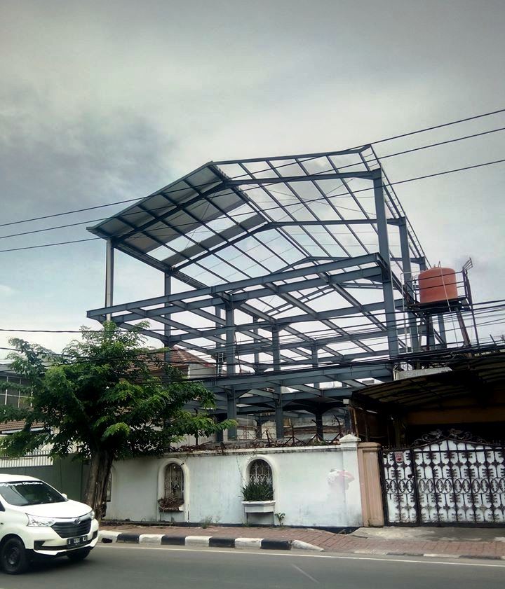 Bangunan gudang dengan ijin rumah tinggal di jln Cendrawasi No 50 Rt 008 Rw 07 Cengkareng Barat