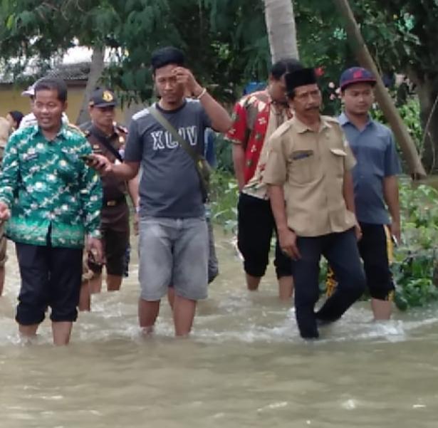 Camat Karang Bahagia Giat Bantu Korban Banjir di Wilayahnya