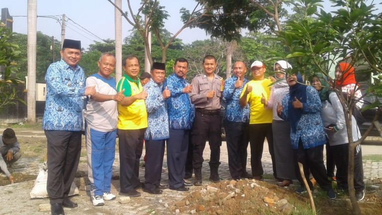 Camat Sukatani Menanam Pohon Penghijauan Bersama Unsur Muspika