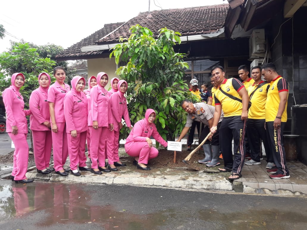 PENGHIJAUAN SECARA SERENTAK DI HALAMAN POLSEK CURUG POLRES TANGSEL