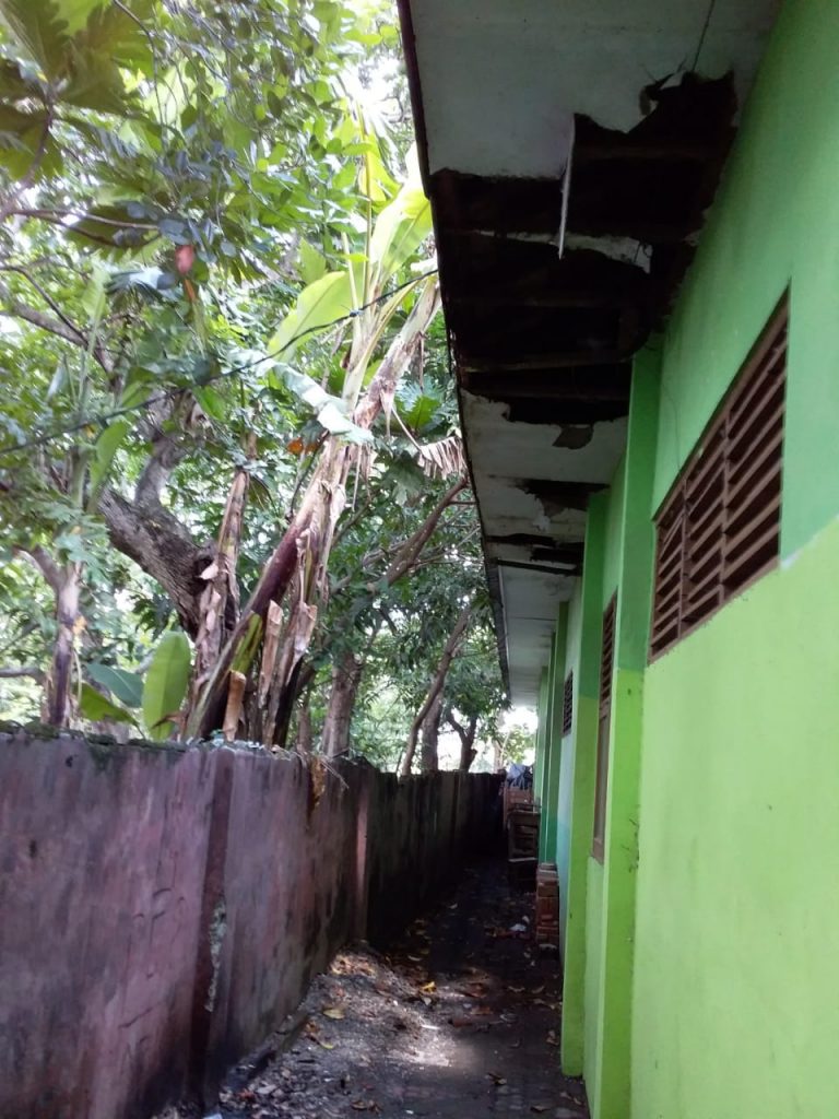 Plafon Gedung SDN 2 Terusan, Indramayu Sangat Menghawatirkan