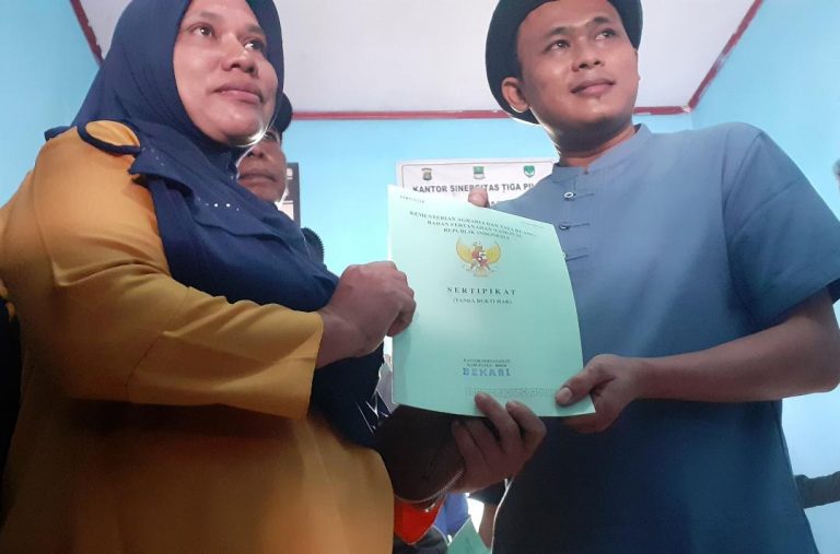 Warga Antusias Mengambil Sertifikat PTSL di Desa Bantar Jaya1