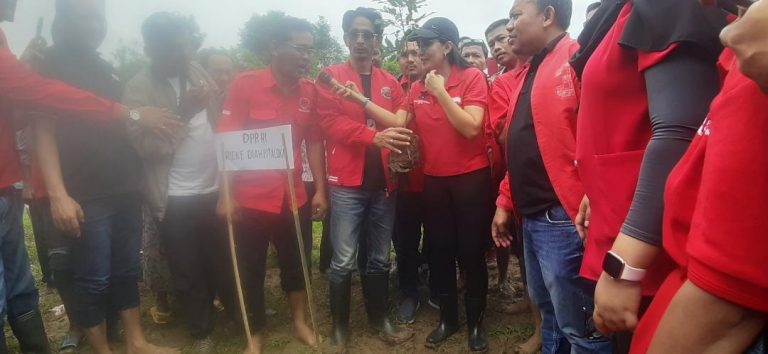 Canangkan Leuweung Padjajaran, PDIP Tanam Pohon di Sungai Citarum 1