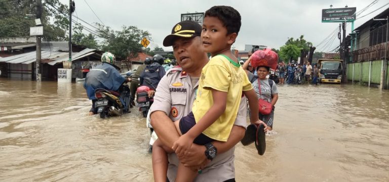 Humas Polsek Curug- Sinergitas TNI-Polri Untuk Pelayanan Prima Kepada Masyarakat Terdampak Banjir