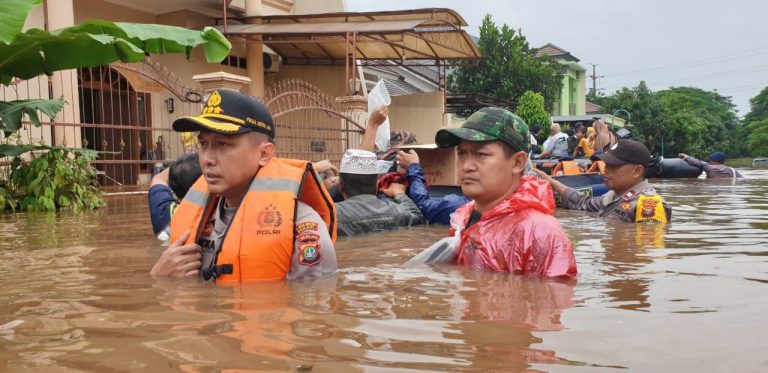Kapolres Metro Bekasi Terjun Langsung Pimpin Evakuasi Banjir di Tambun Selatan