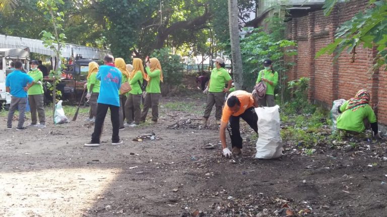Sahaja dan Peduli, Pol PP NTB Gelar Aksi Bersih-Bersih di Melase Senggigi