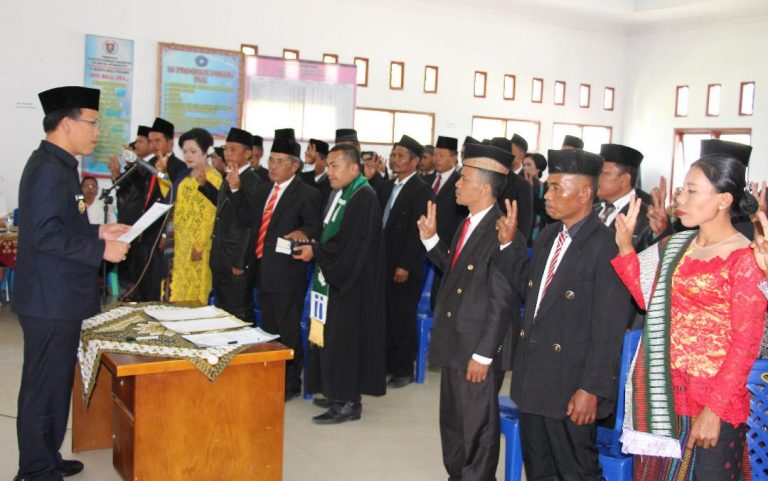 Bupati Humbahas Dosmar Banjarnahor SE saat melantik anggota BPD Lintongnihuta