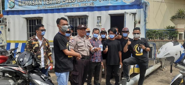 Forum Lintas Pemuda Peduli Demokrasi Bagikan Masker Gratis