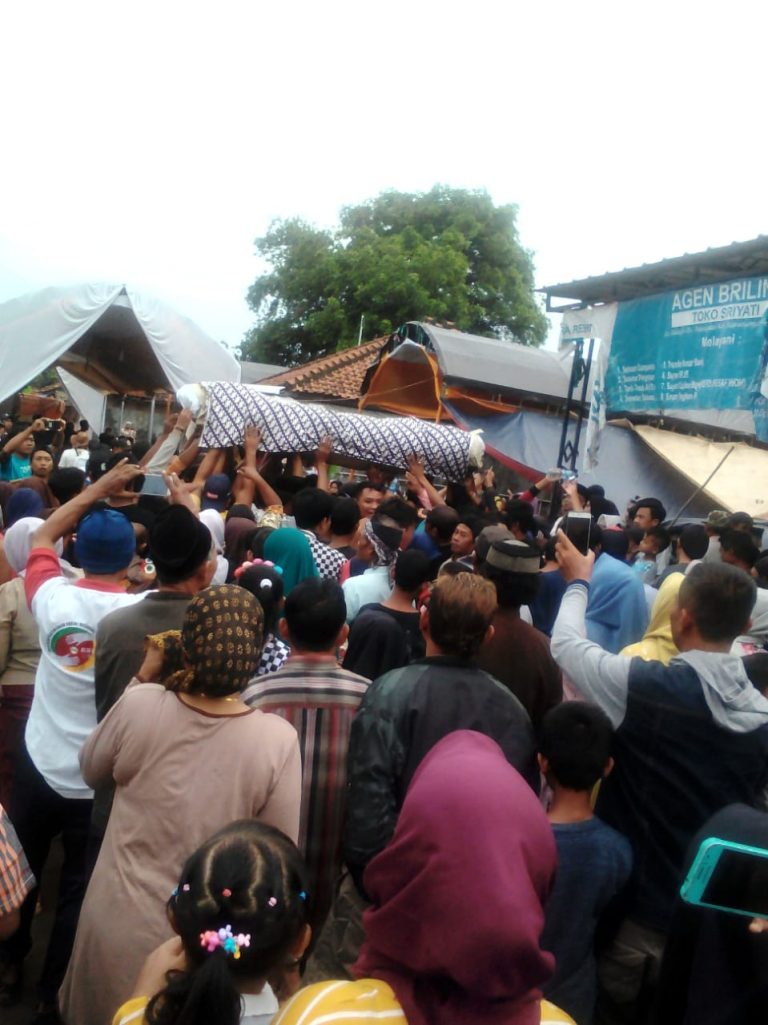 Kades Desa Rawagatel Cirebon Lestarikan Adat Leluhur