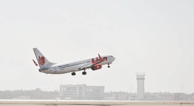 Lion Air pesawat Boeing 737-800NG beroperasi di Bandar Udara Internasional Yogyakarta