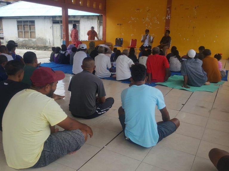 Nono Sampono Beri Bantuan Peralatan Sekolah Bahari di Leihitu 1