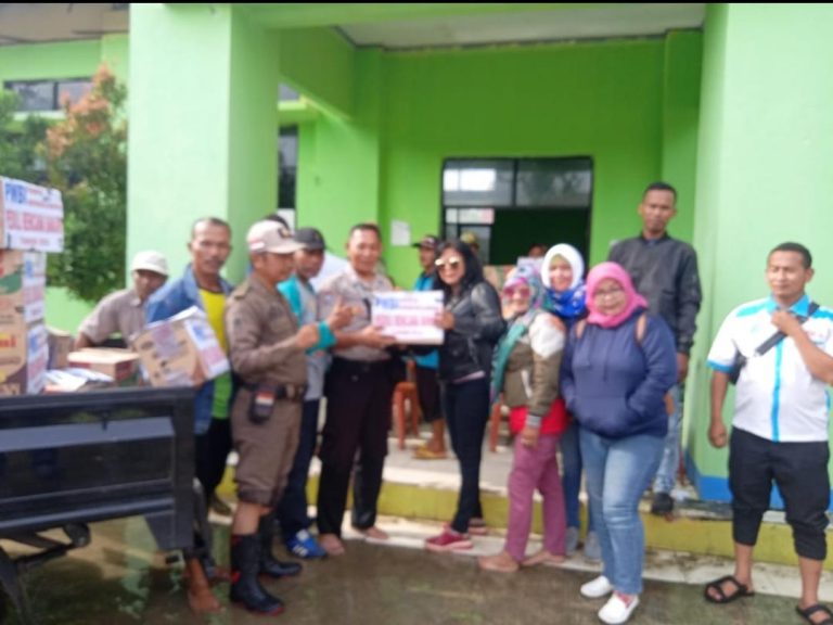 Perkumpulan Wartawan Bekasi Independen Bantu Korban Banjir di Desa Pantai Harapan Jaya 1