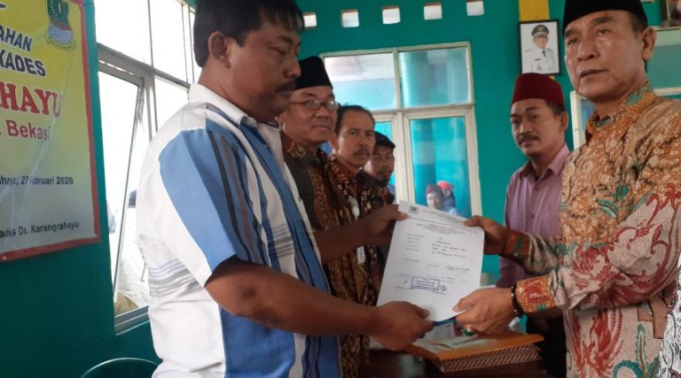 Rombongan Peci Merah Hantarkan Margandi Daftar Bakal Calon Kades Karang Rahayu 2020 1