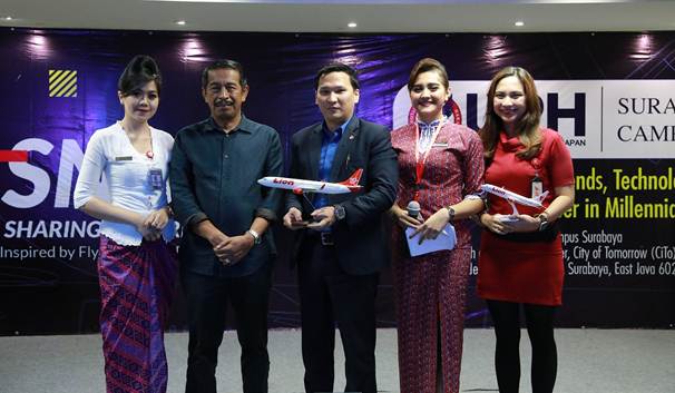 kedua dari kiri – President Director of Lion Air Group Edward Sirait bersama Executive Director and Associate Dean UPH Campus Surabaya, Dr. Ronald, ST, MM